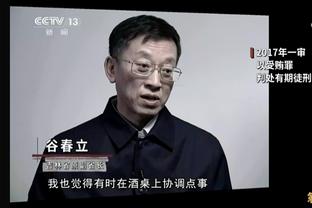 浓眉鼻子被杰伦-格林肘到流血了 肿得通红！哈姆赶紧喊暂停缓缓